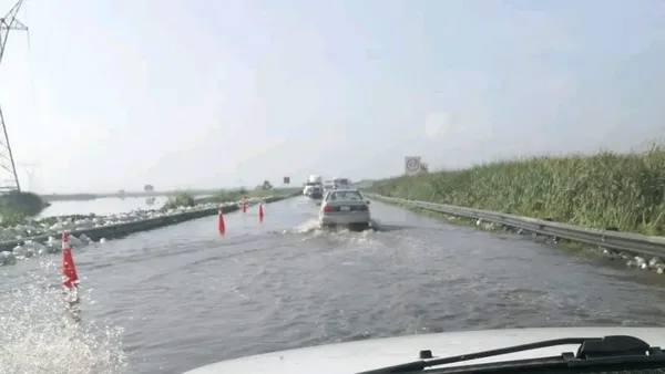Automovilistas que circulaban por el lugar alertaron sobre los encharcamientos.