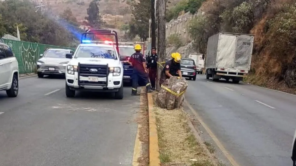 Roca se desprende del cerro y cae en av. Jorge Jiménez Cantú