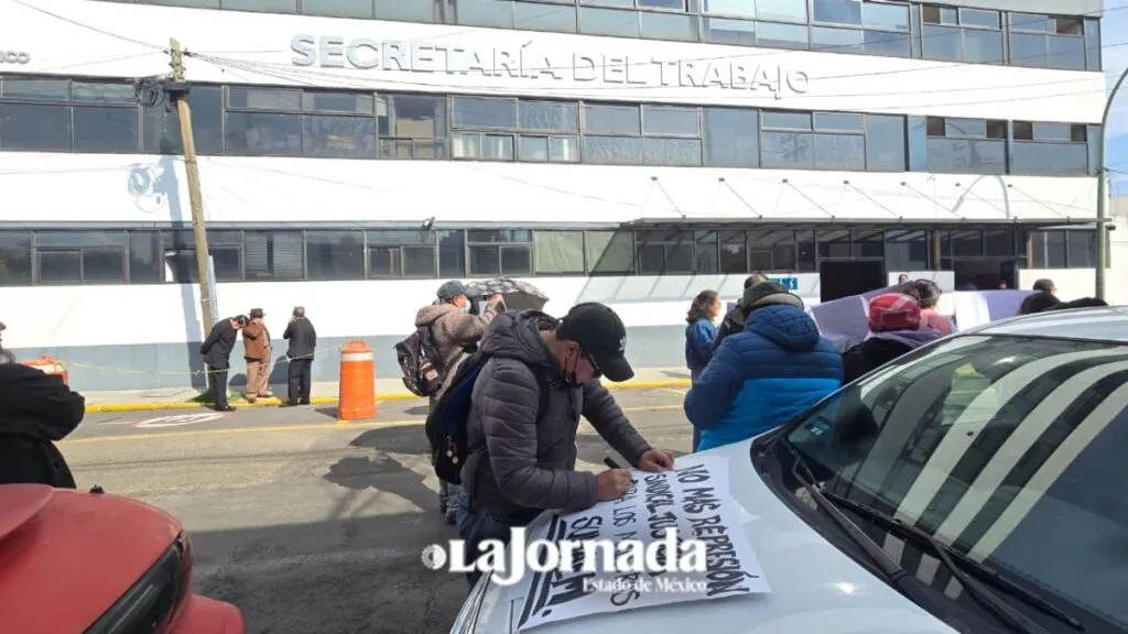 Profesores el SUMAEM se manifiestan en Toluca