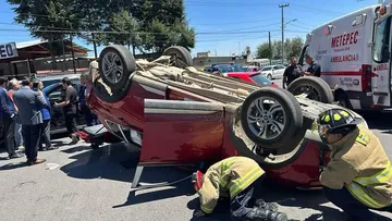 Metepec: Accidente automovilístico en la Toluca- Tenango; Fernando Flores apoya a lesionados