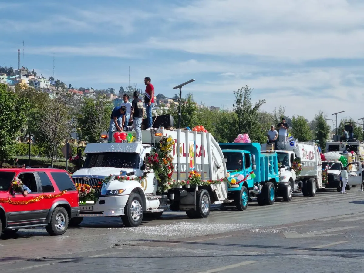 Celebran a trabajadores de Toluca 12 de diciembre con mañanitas, mariachi y una gran tamaliza