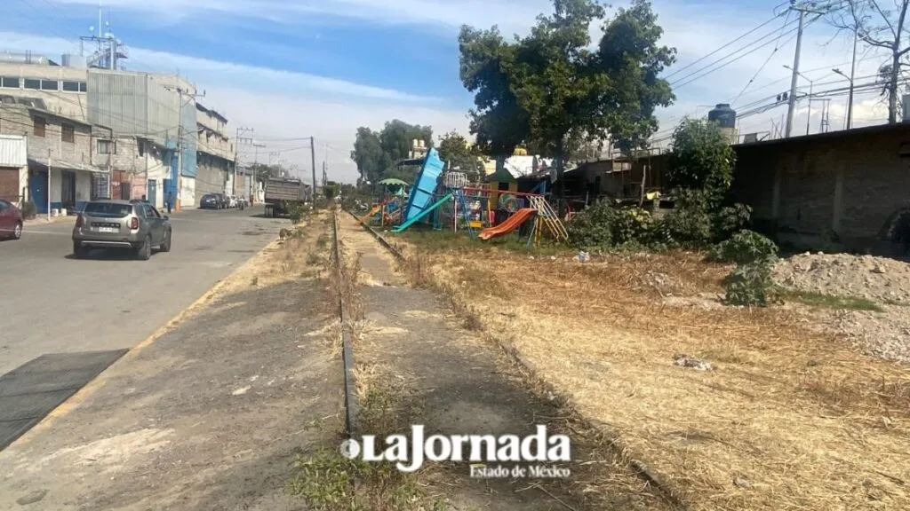 Chicoloapan inicia limpieza y retiro de puestos semifijos en vías para tren ligero
