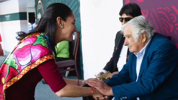 La presidenta Sheinbaum, entonces Jefa de Gobierno, saluda al hoy fallecido ex presidente de Uruguay, durante los festejos por el aniversario de la Independencia de México, en septiembre de 2022.