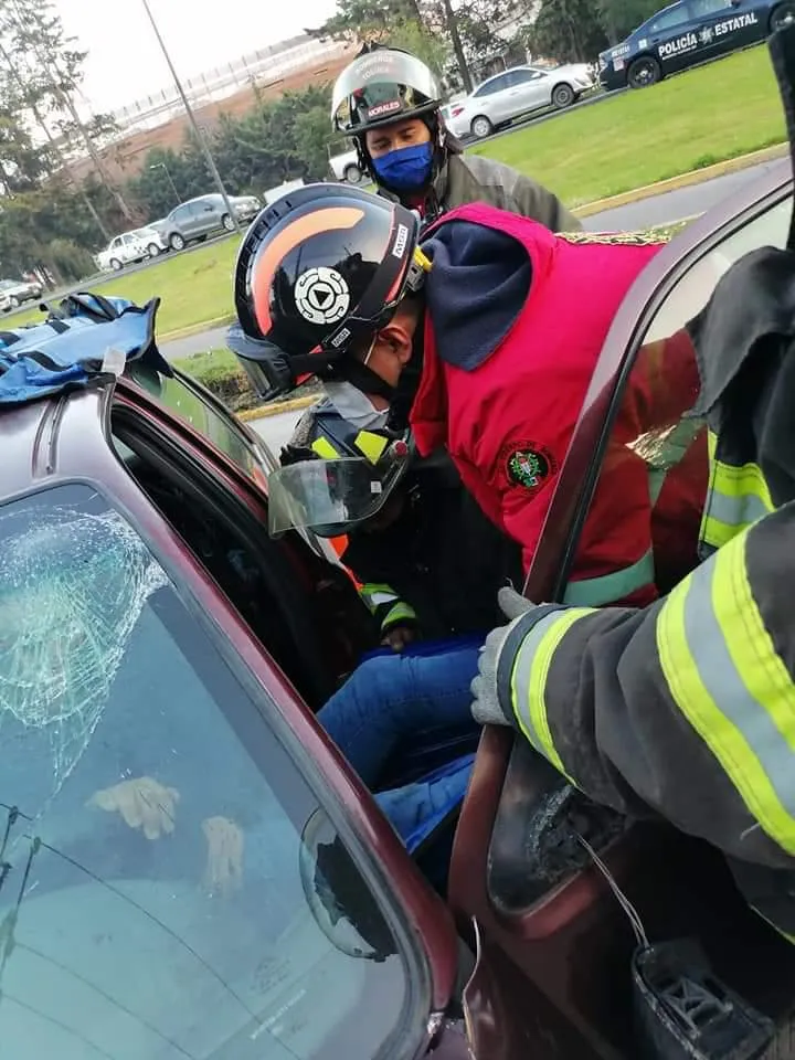 Pierde el control y se impacta contra poste en Paseo Tollocan