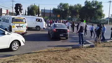 Bloquean la México-Pachuca para exigir saneamiento de una mina en Tecámac