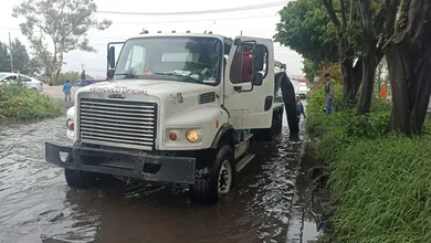 Personal del organismo de agua Sapase acudió al lugar y, con apoyo de un vactor especializado, realizó labores de desazolve.