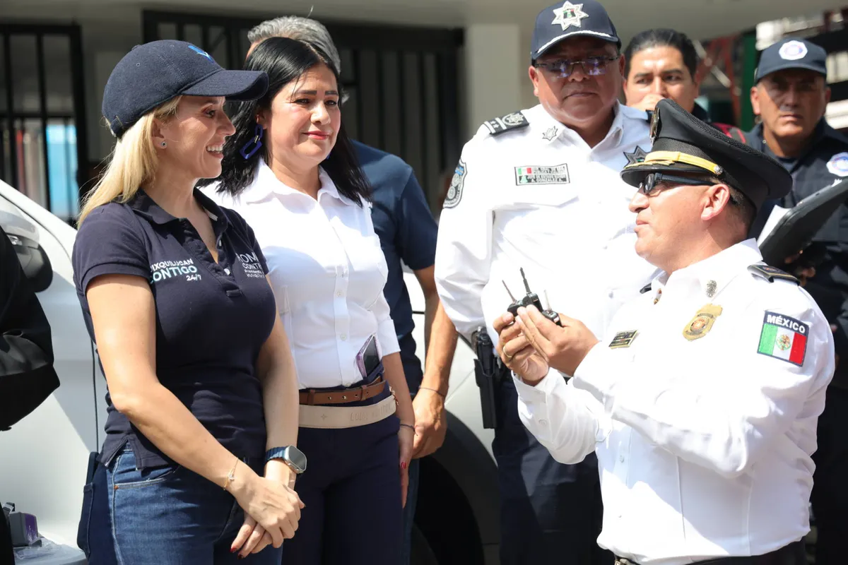 Entregan equipamiento y unidades para bomberos en Huixquilucan