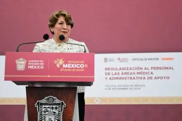 Gobernadora Delfina Gómez entrega basificación a personal médicos el ISSEMYM