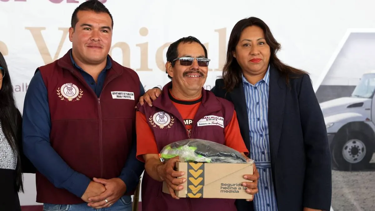 Chimalhuacán entrega nuevo parque vehicular para servicio de agua y repavimentación