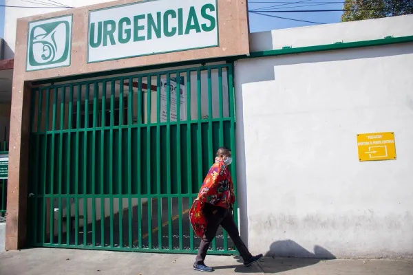 La adolescente fue trasladada desde su comunidad hasta la capital del estado, donde permaneció hospitalizada en el Hospital General de Zona No. 1 del IMSS.