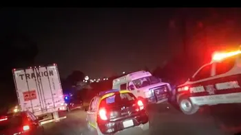 Autoridades recomiendan utilizar rutas alternas y conducir con precaución.