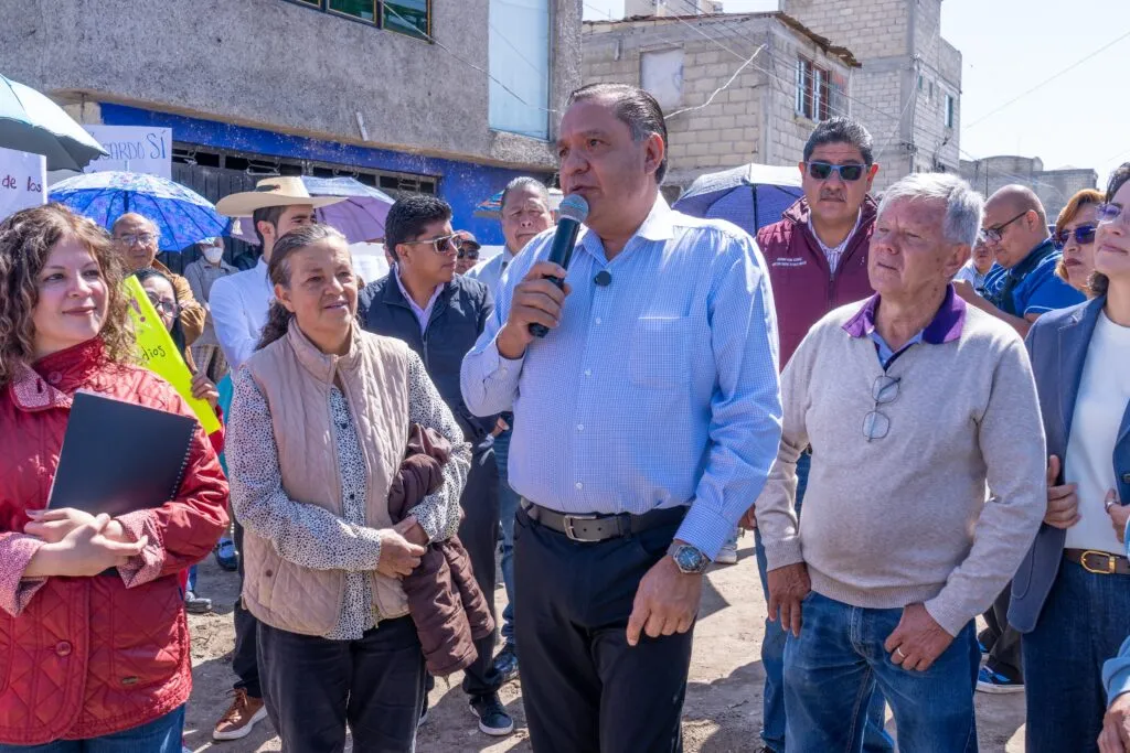 Supervisa Ricardo Moreno pavimentación de calles, con más de 55 años de espera