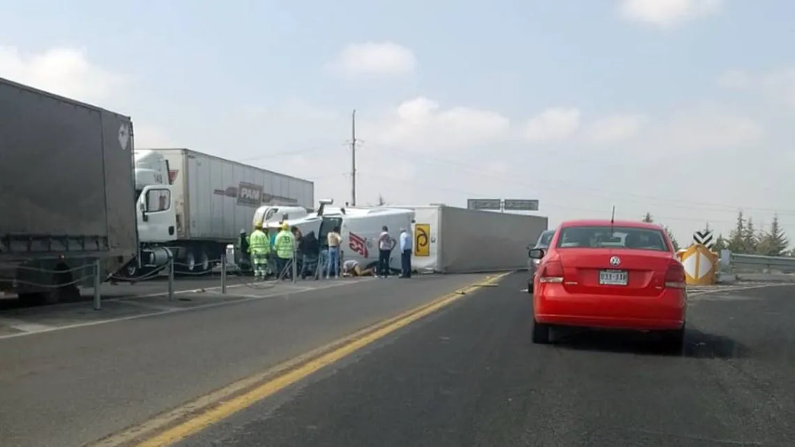 Toluca-Atlacomulco: Vuelca tráiler a la altura de El Trébol