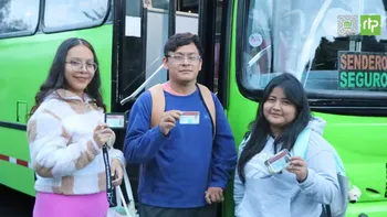 Los horarios y puntos de abordaje deben consultarse en Servicios Escolares de cada plantel.