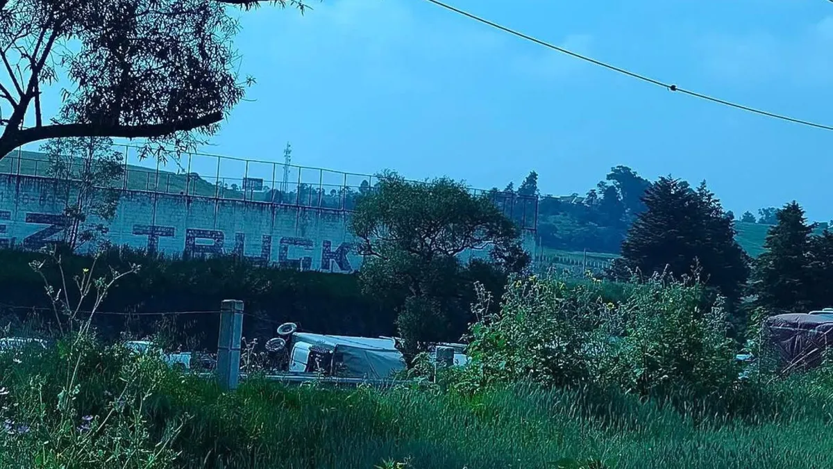Tráiler se vuelca en la Toluca-Atlacomulco