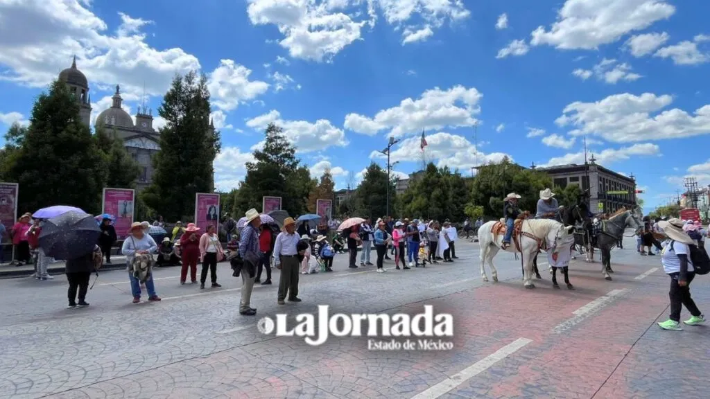 Organizaciones se manifiestan en Palacio del Edomex