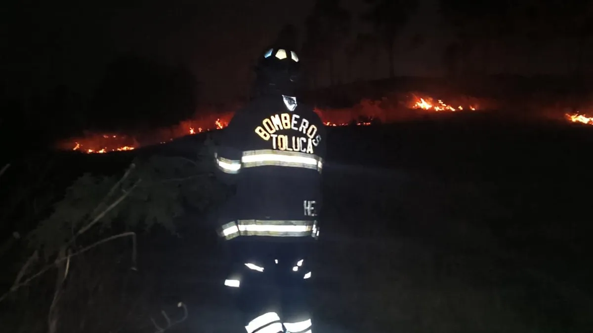 Bomberos de Toluca continúan labores para sofocar incendio de pastizal en San Luis Obispo
