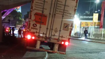Tráiler obstruye la circulación en Paseo Tollocan rumbo a CDMX