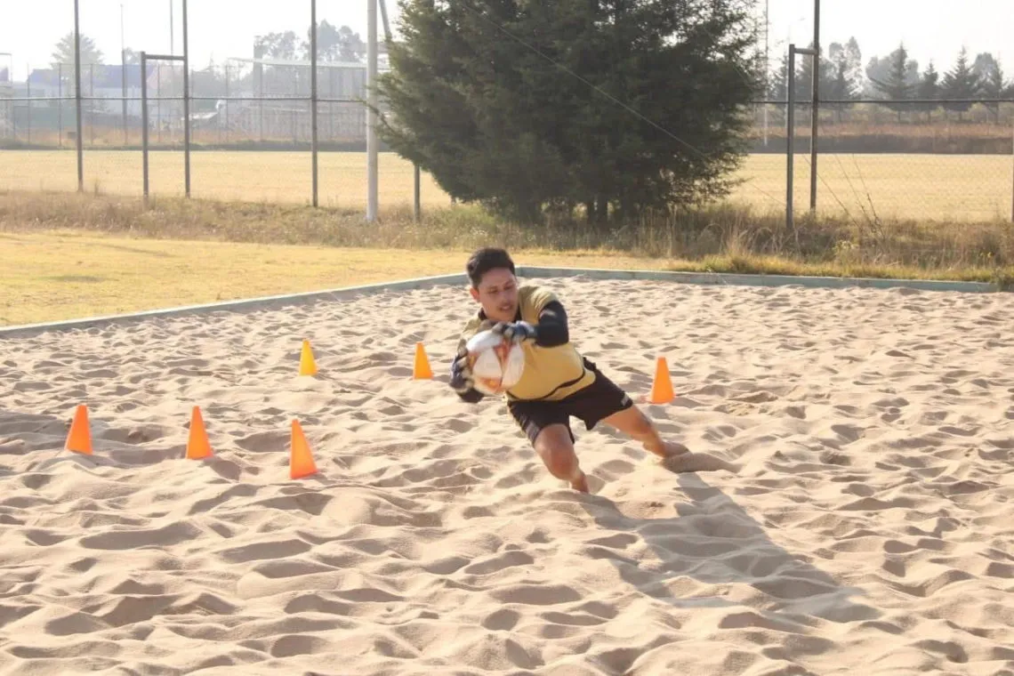 De pensar en retirarse a pelear por un lugar en la selección de futbol de playa