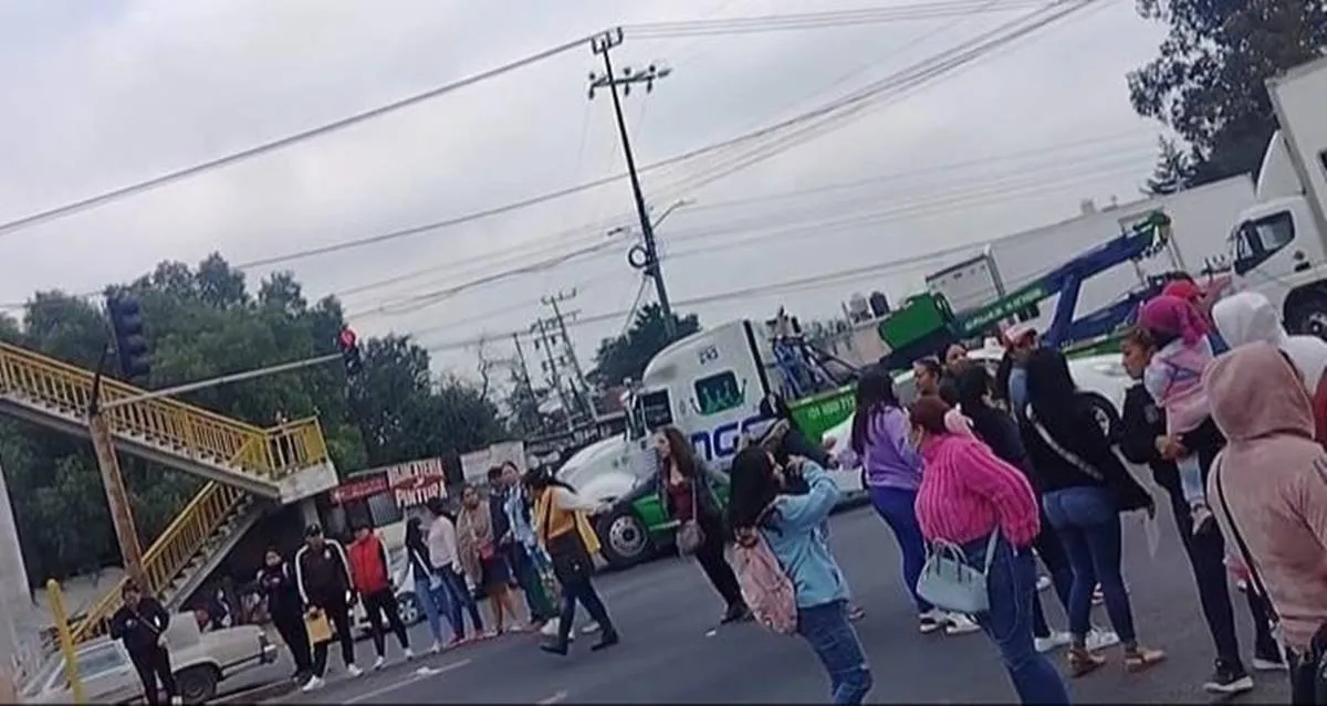 Bloquean la México-Texcoco a la altura de Centro Cultural Mexiquense
