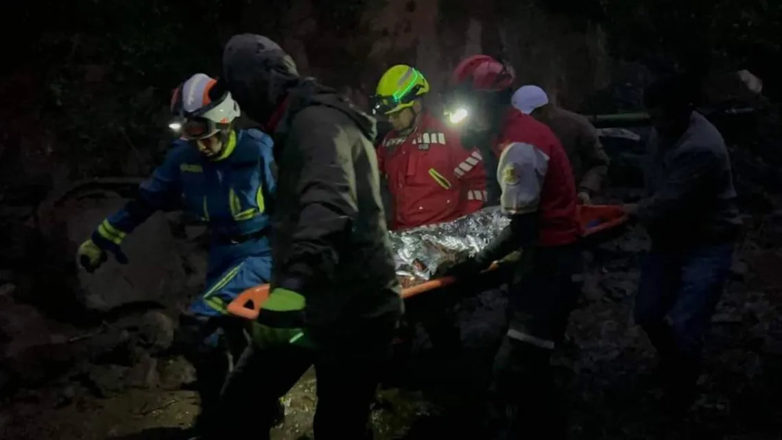 Jilotzingo: Continúa búsqueda de personas tras deslave del cerro y desbordamiento del Río
