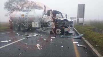 Atlacomulco: Choque de pipa contra torton sobre la Toluca-Atlacomulco