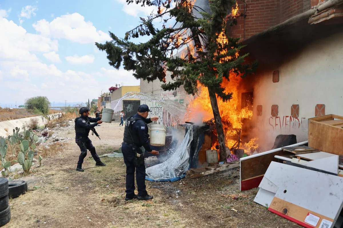 Policías rescatan a adultos mayores tras incendio en Chimalhuacán [VIDEO]