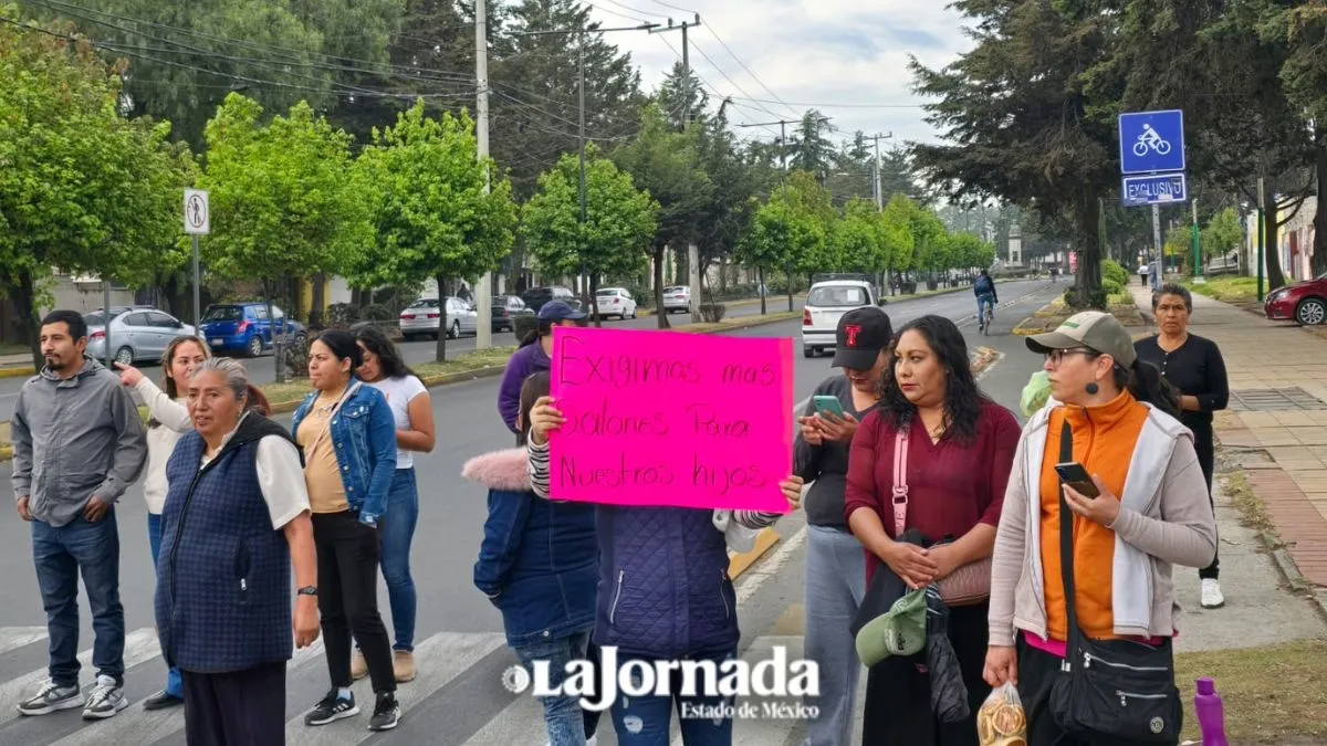 Padres de familia exigen construcción de 4 aulas en primaria de Capultitlán