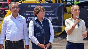 Sheinbaum y Delfina Gómez ponen en marcha trenes de pavimentación