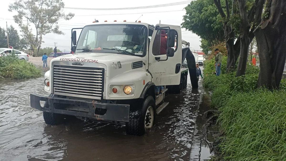 Personal del organismo de agua Sapase acudió al lugar y, con apoyo de un vactor especializado, realizó labores de desazolve.