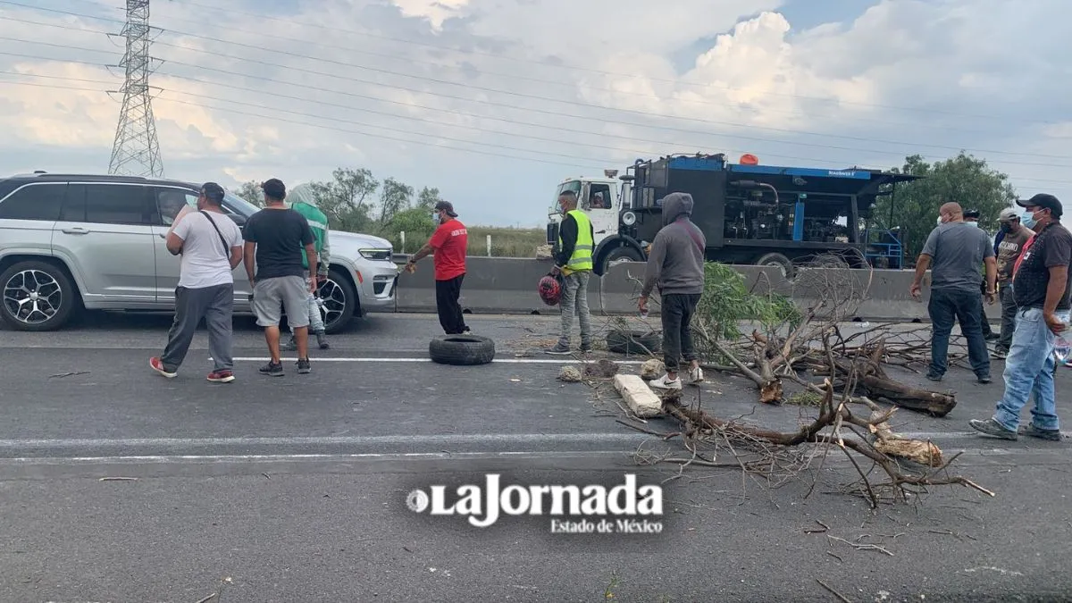 Comerciantes bloquean el Circuito Exterior Mexiquense