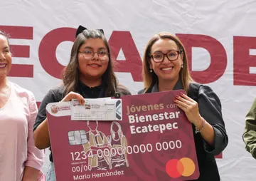 Azucena Cisneros apoya con transporte a 5 mil universitarios para que continúen sus estudios