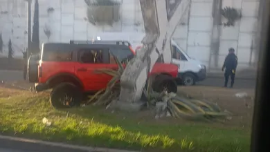 De acuerdo con los primeros reportes, el fuerte choque provocó la muerte de una persona que viajaba en la unidad.