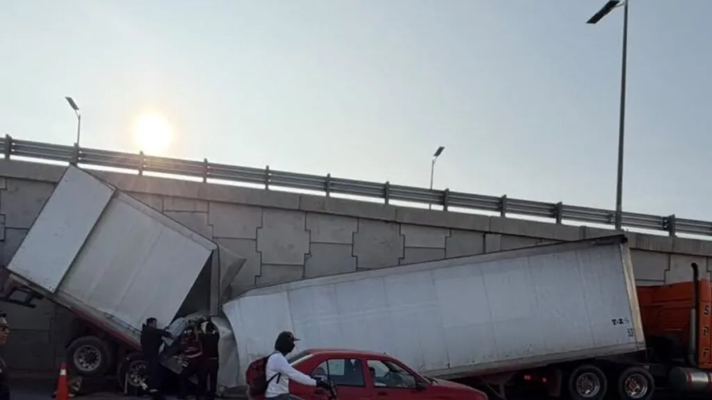 Remolque de tráiler se parte en dos y colapsa la circulación en Tecámac