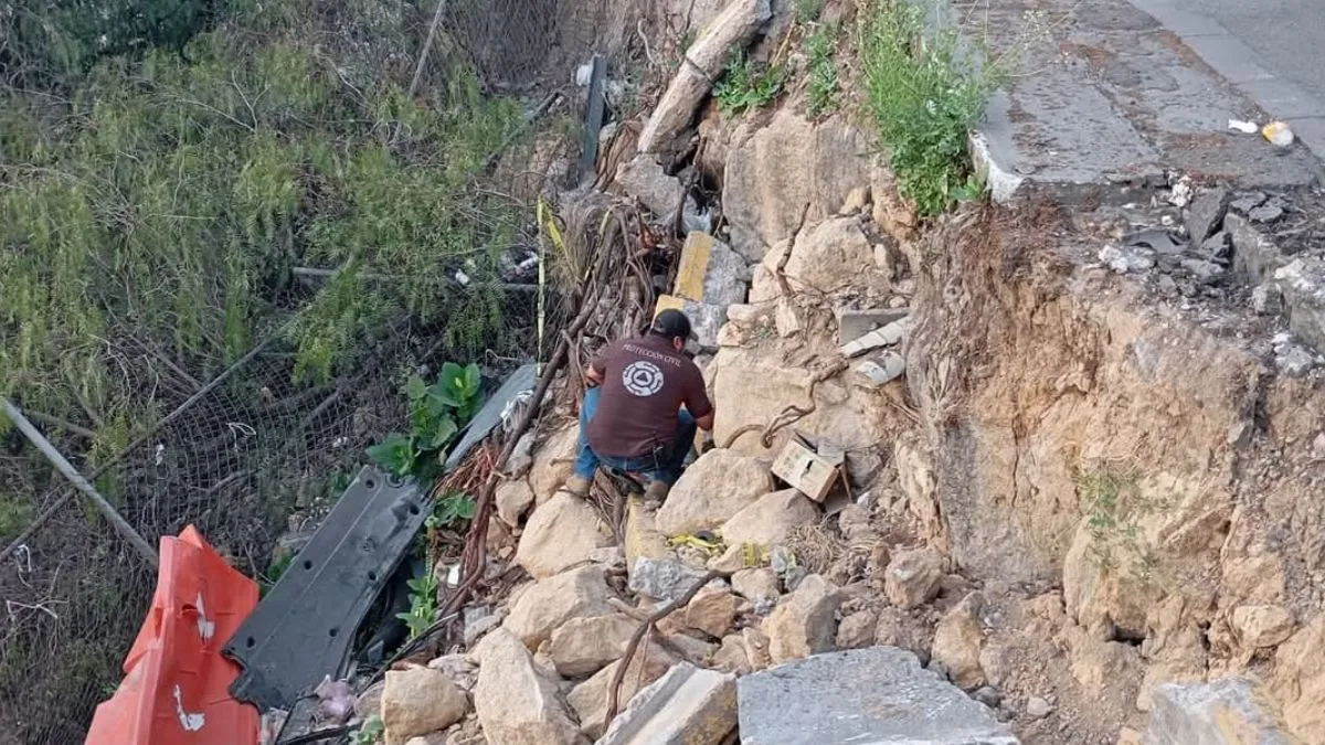 Se registró un deslizamiento de material rocoso de un talud al lado de una vialidad en Tlalnepantla