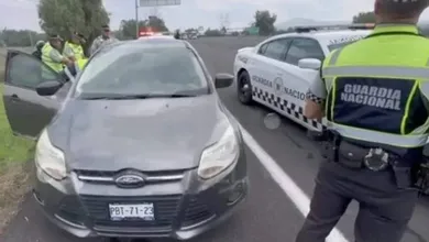 Estos tres sujetos tenían en su poder armas de alto calibre, así como presuntas identificaciones de agentes y el auto lucía luces policiales. Foto: Especial
