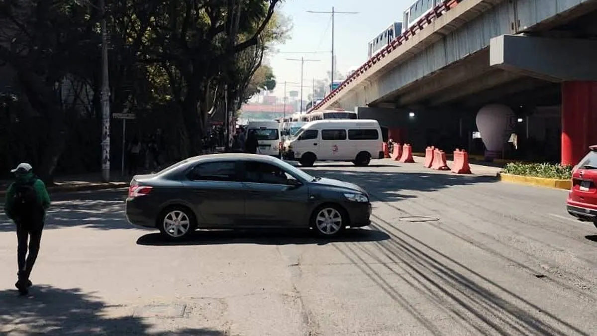 Tlalnepantla: Choferes de la Ruta 39 bloquean la Vía Gustavo Baz por conflicto interno