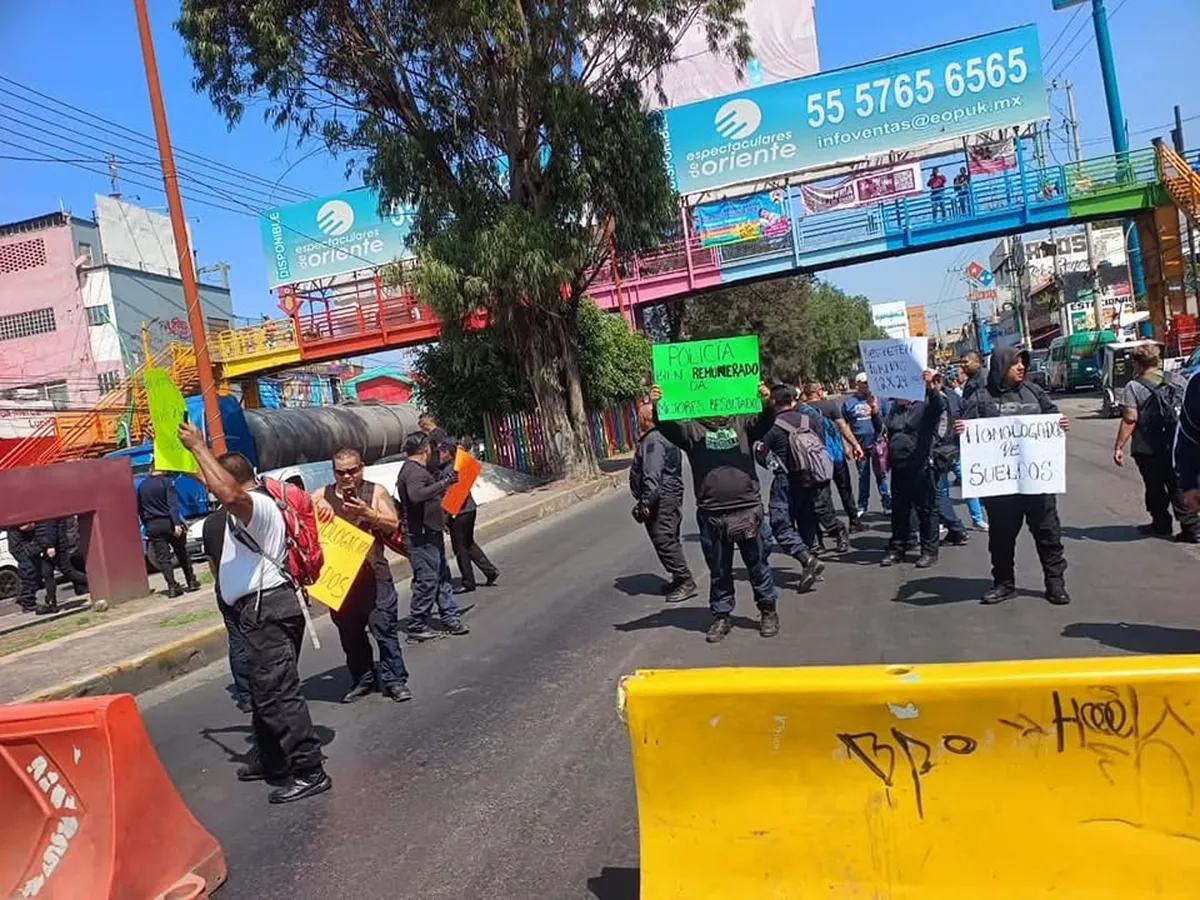 Bloquean policías municipales carreteras en Los Reyes