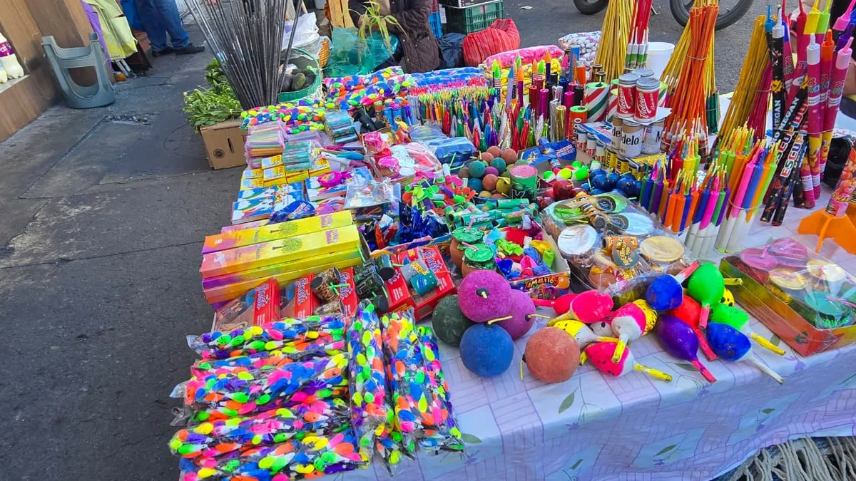 Venta de pirotecnia sin regulación persiste en el Mercado 16 de Septiembre