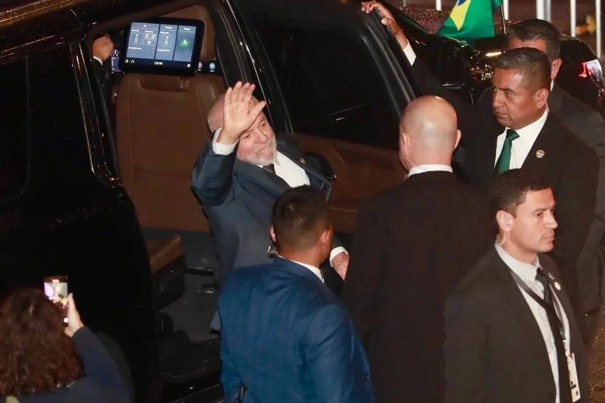 Aborda Lula da Silva segundo vuelo con destino a Brasil
