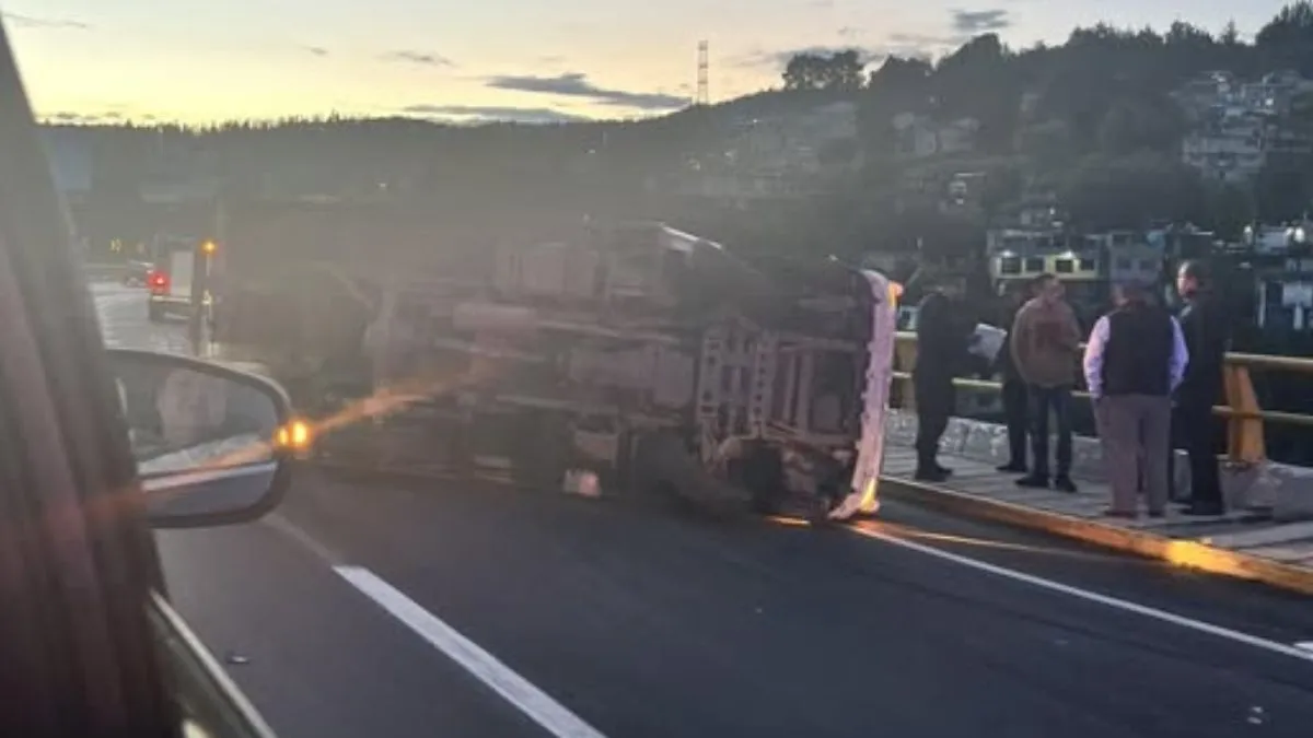 Accidente sobre la México-Toluca provoca caos vial