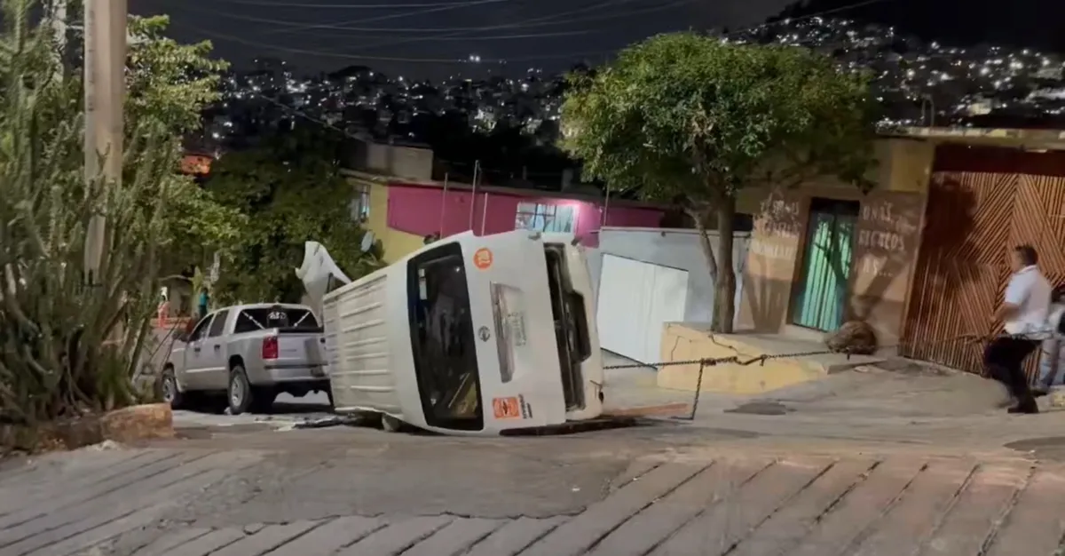 Vuelca combi en Tlalnepantla, uno de los heridos perdió la pierna [VIDEO]