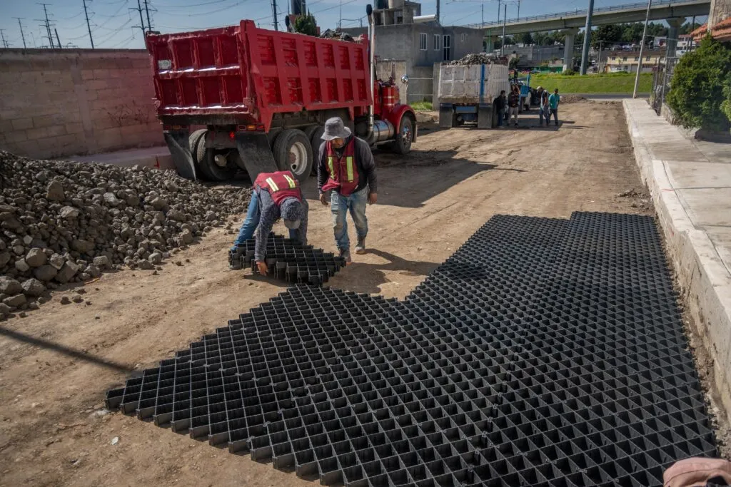 Supervisa Ricardo Moreno pavimentación de calles, con más de 55 años de espera