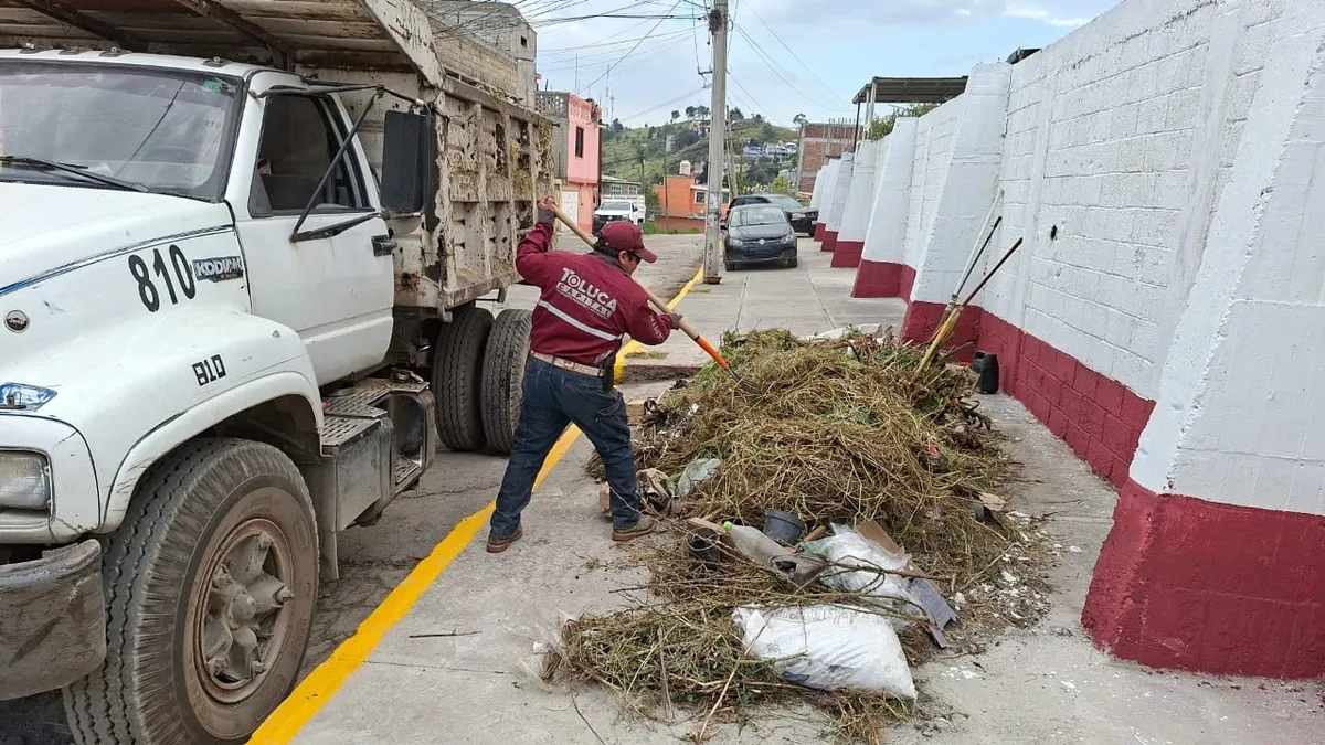 Todo listo en los panteones de Toluca para Día de Muertos