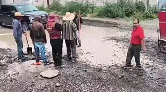 Teoloyucan atrapado entre baches y socavones: Regidora y vecinos exigen reparar calles