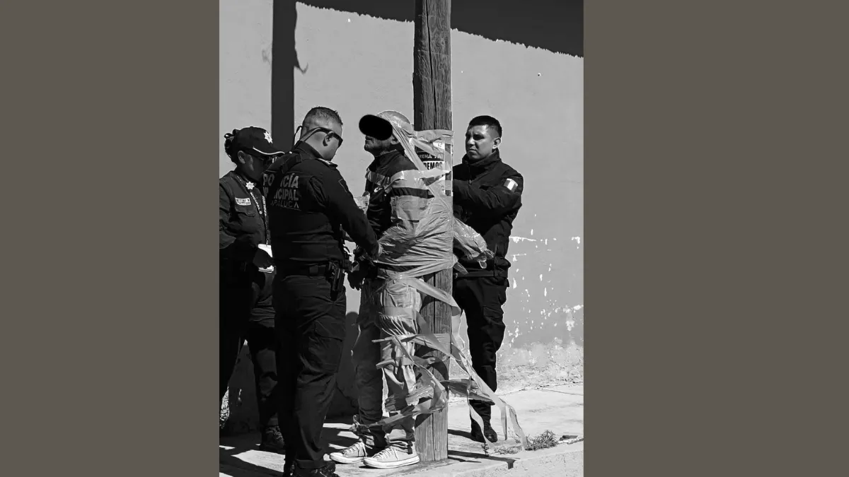 En Ixtapaluca amarran a un poste a presunto ladrón