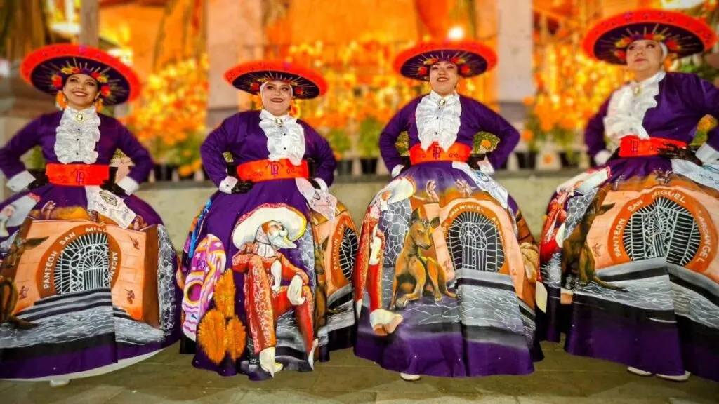 Chimalhuacán recibe a los difuntos al ritmo de carnaval