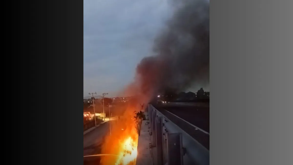 Queman combustible de pipa volcada en el Circuito Exterior Mexiquense