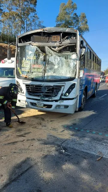 Chocan camioneros en zona de Ciudad Universitaria; hay 10 heridos