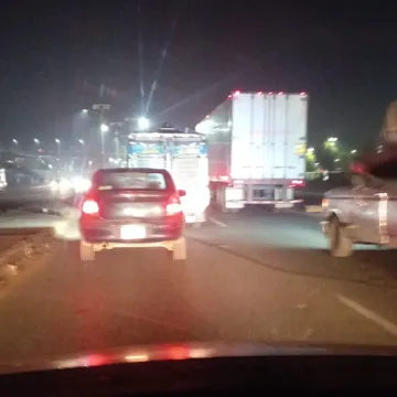 Aunque la unidad ya está siendo remolcada, el tránsito continúa afectado en la zona.